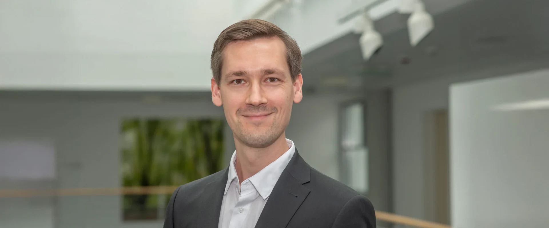 Prof. Lukas Kunz ist Prof für Kognitive und Translationale Neurowissenschaften an der Klinik für Epileptologie am UKB und erforscht unter anderem, wie das menschliche Gedächtnis funktioniert.