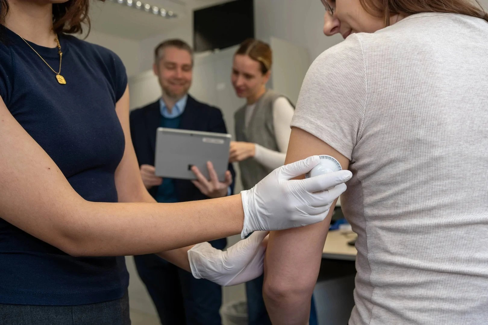 Über einen Glukosesensor am Oberarm erhoben die Forschenden kontinuierlich Daten zum Glukoseverlauf - die Basis, um Zusammenhänge zwischen Blutzucker, Hunger und Stimmung im Alltag sichtbar zu machen.