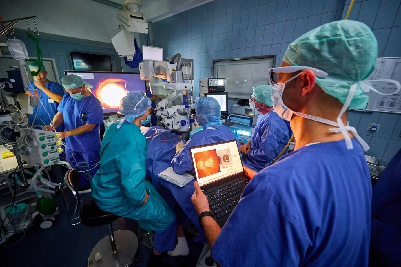 Implantation - eines elektronischen Netzhaut-Chips in der Augenklinik des UKB durch Prof. Frank Holz.