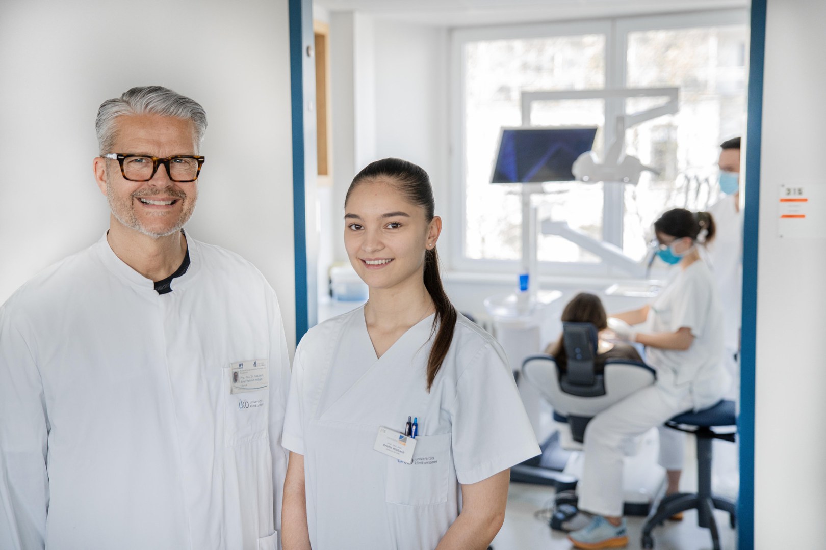 Zahnmedizinische Behandlung mit Qualitätskontrolle und individueller Betreuung: - Angehende Zahnärztinnen und -ärzte der Universität Bonn suchen jüngere und ältere Patientinnen und Patienten für ihre Behandlungskurse in der Zahnklinik des Universitätsklinikums Bonn.