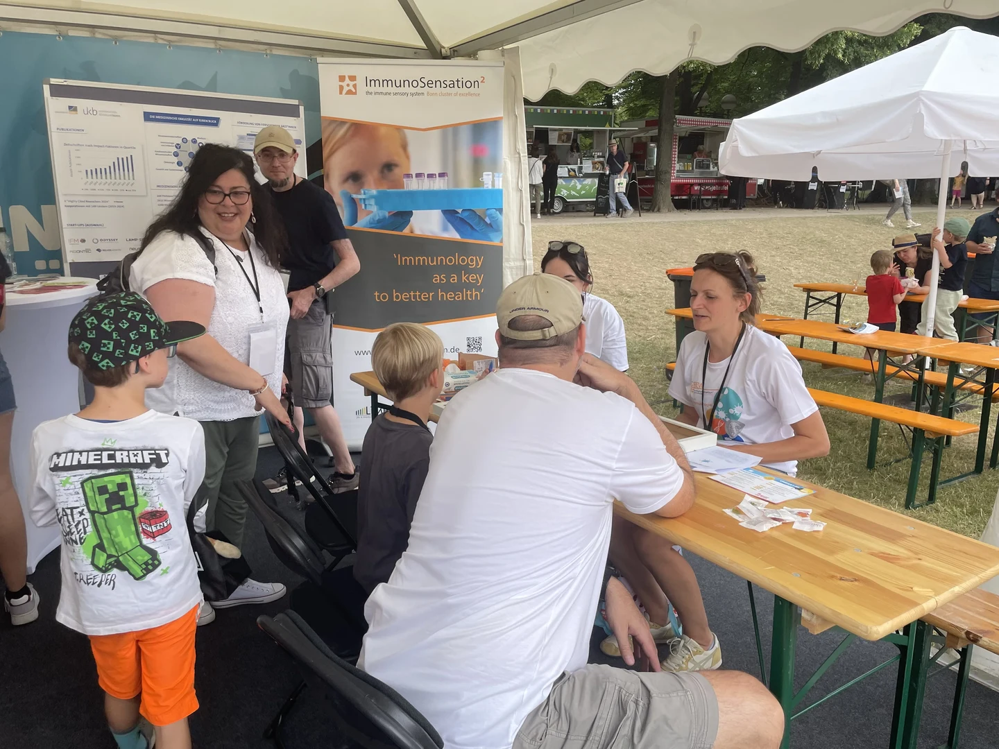 Die jüngsten Gäste konnten beim Exzellenzcluster ImmunoSensation² Immunzellen kneten