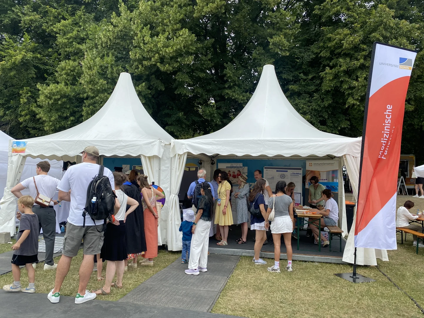 Gut besucht war das Zelt der Medizinischen Fakultät bei der Jubiläumsfeier "Forever Uni Bonn"