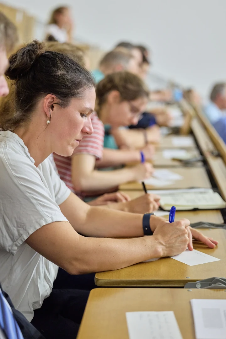 Teilnehmende des Symposiums wurden mit kleineren Aufgaben direkt in die Veranstaltung eingebunden.
