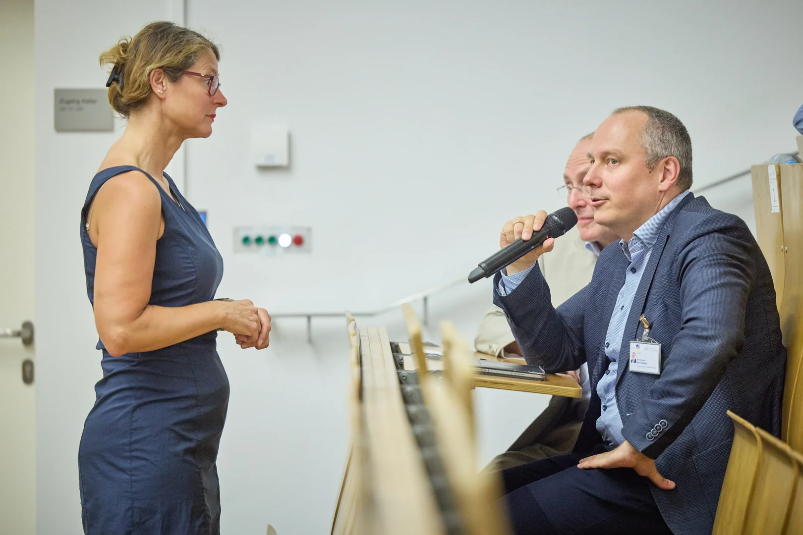 Dekan der Medizinischen Fakultät Bonn Prof. Bernd Weber schaute ebenso im Hörsaal des Lehrgebäudes vorbei, begrüßte die Teilnehmenden und bekam das Mikrofon gereicht.