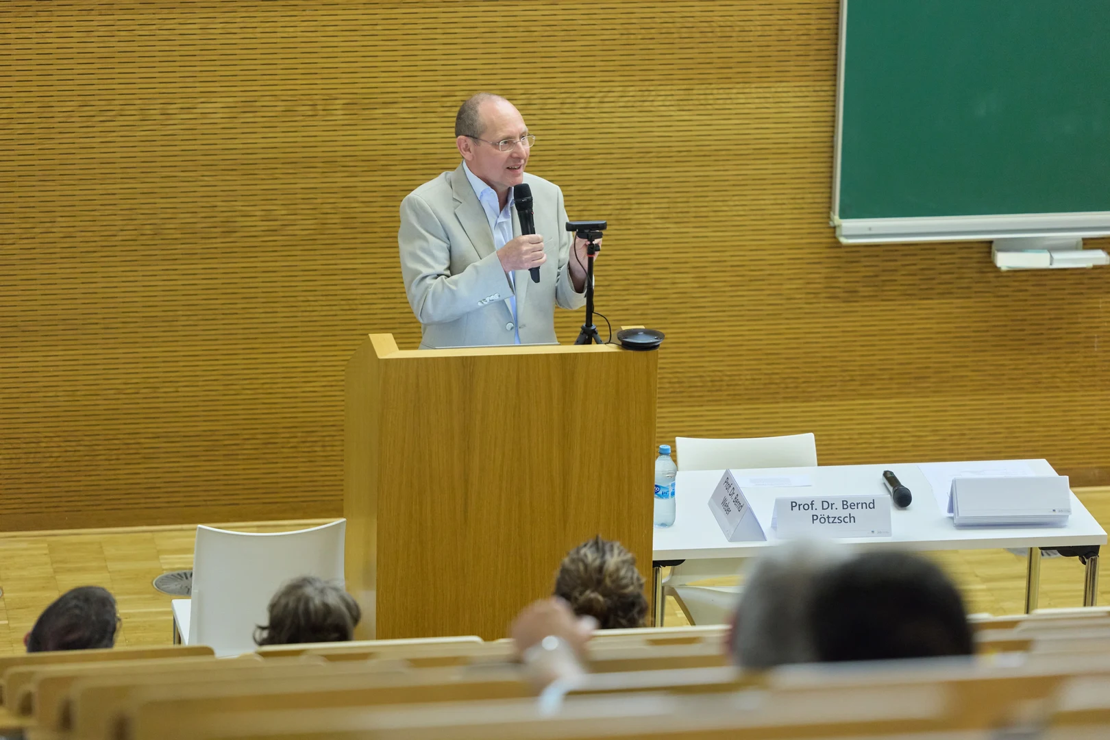 Studiendekan Prof. Bernd Pötzsch begrüßte die Teilnehmenden des Symposiums.