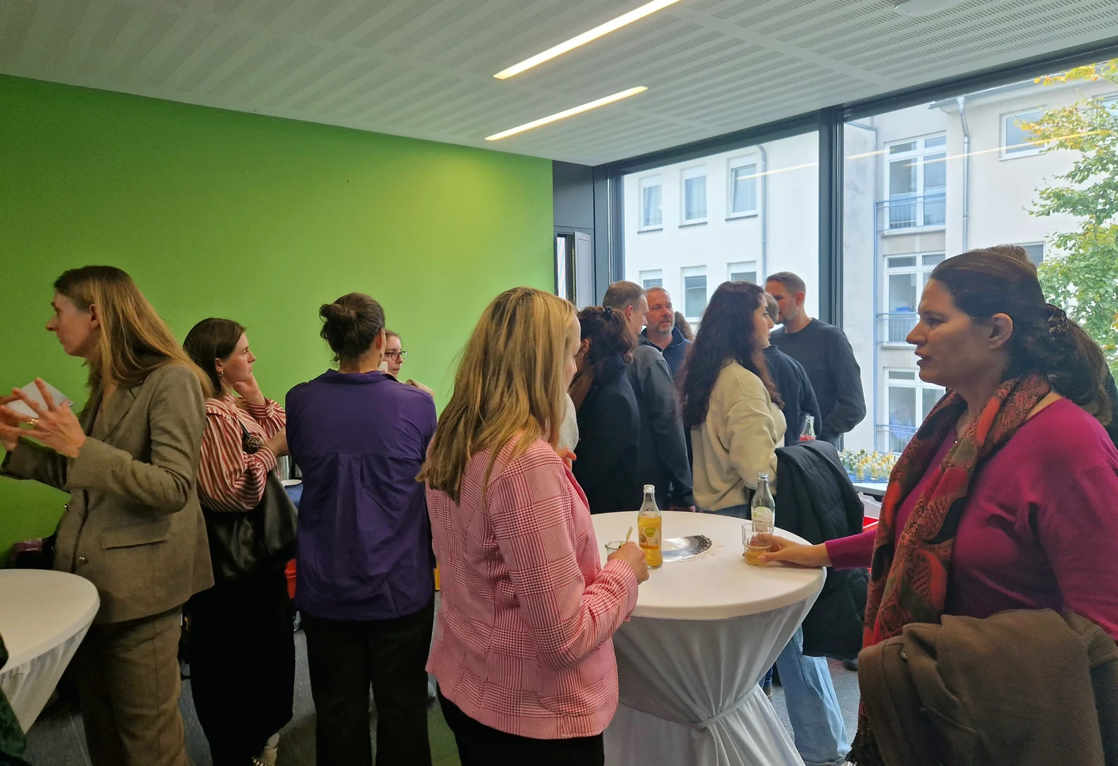 Zur Eröffnung kamen im Lehrgebäude auf dem Venusberg Fakultätsangehörige und Kolleginnen und Kollegen aus dem Studiendekanat zusammen.