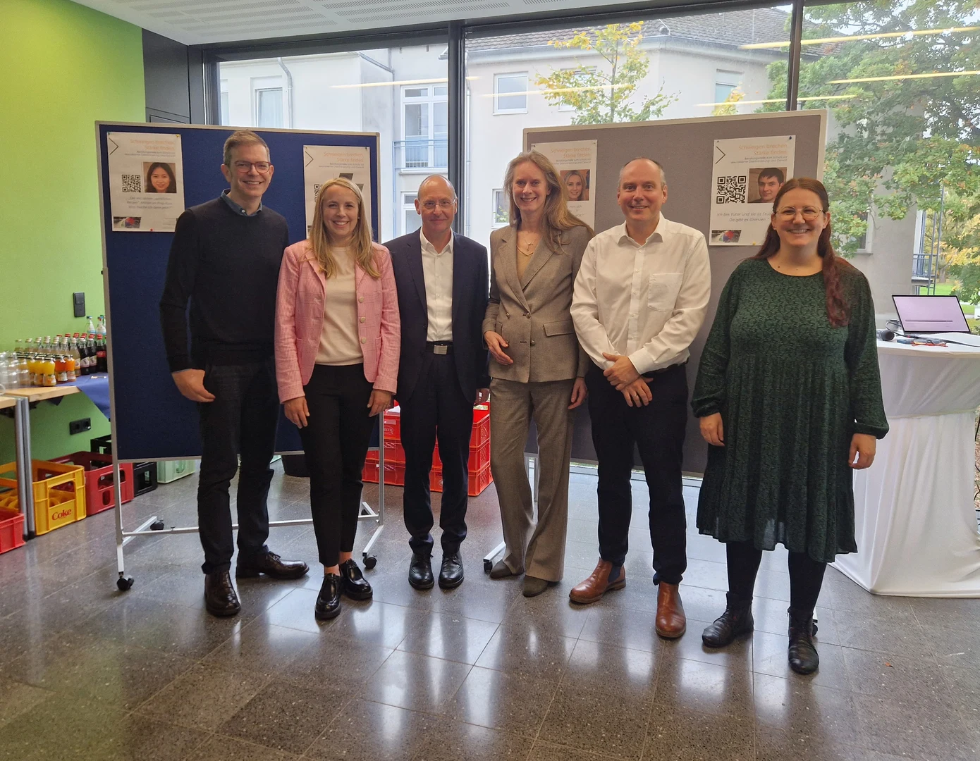 Bei der offiziellen Eröffnung der Beratungsstelle zum Schutz vor sexualisierter Diskriminierung und Gewalt (v. l.): Dr. Bernhard Steinweg und Manuela Feller (Geschäftsführung des Studiendekanats der Medizinischen Fakultät Bonn), Prof. Bernd Pötzsch (Studiendekan der Medizinischen Fakultät), Dr. Nicola Giglio (Ansprechperson in der neuen Beratungsstelle), Prof. Bernd Weber (Dekan der Medizinischen Fakultät Bonn), Anna Nitsch (Bereichsleiterin Prüfungswesen im Studiendekanat; hier ist die Beratungsstelle angesiedelt).