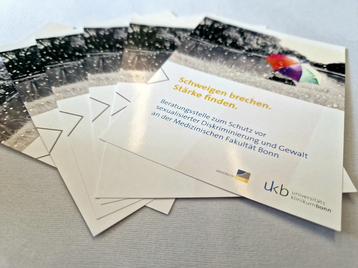 Flyer der Beratungsstelle mit Kontaktinfos auf der Rückseite lagen bei der Eröffnung aus.