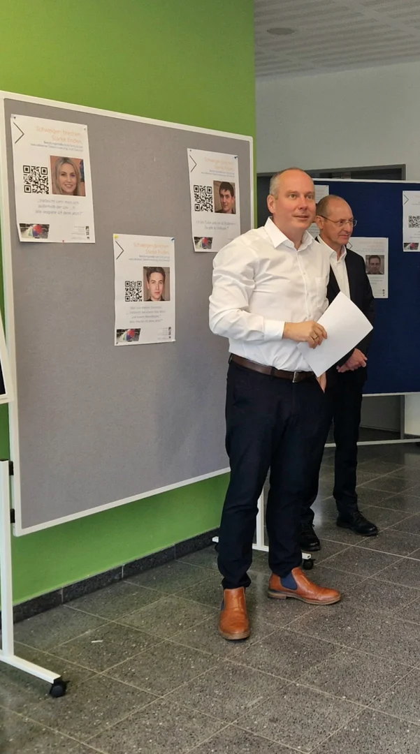 Dekan der Medizinischen Fakultät Bonn Prof. Bernd Weber, und Studiendekan der Fakultät Prof. Bernd Pötzsch waren bei der Eröffnungsstunde der neuen Beratungsstelle dabei und unterstrichen in ihren Ansprachen, wie wichtig das Thema ist.