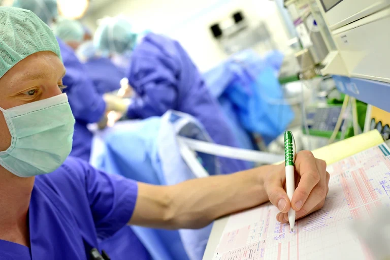 Ein Mann füllt einen Antrag aus