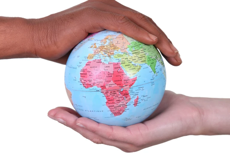 Zwei Hände halten einen Globus