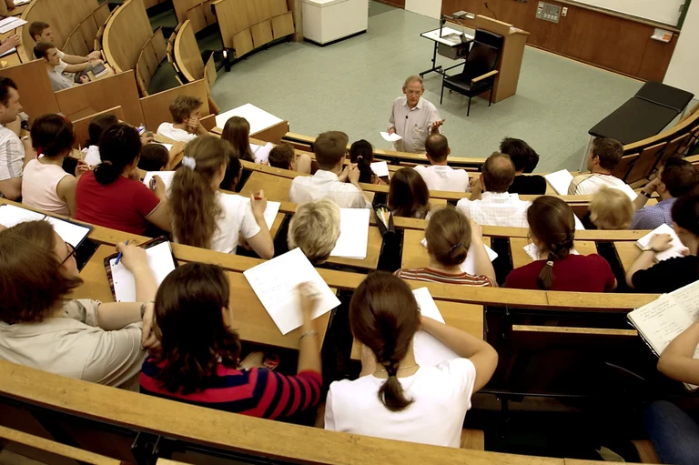 JS_UK Bonn_Hoersaal.jpg