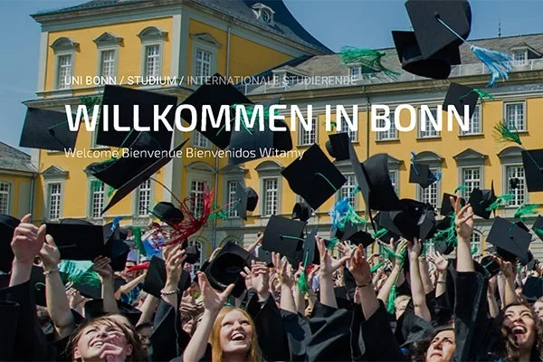 Eine Wissenschaftlerin und ein Wissenschaftler arbeiten hinter einer Glasfassade und mischen Chemikalien mit Großgeräten.