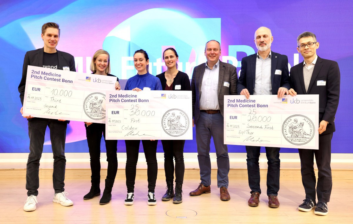The winners of this year's MIB Future Panel Pitch: Deyond: PD Dr. Theodor Rüber and Prof. Louisa Specht-Riemenschneider; Coldex: Dr. Christine Wuebben and Sandra Zeidler; Prof. Bernd Weber, Dean of the Faculty of Medicine at the University of Bonn; EpiTher: Prof. Heinz Beck and Dr. Kunihiko Araki.
