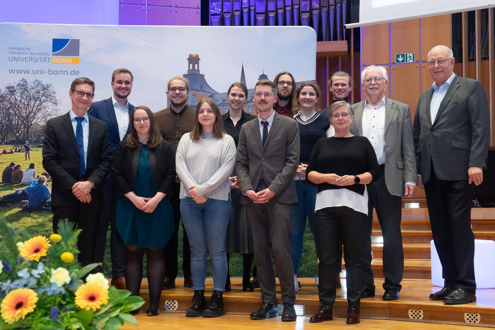 Outstanding doctoral theses and student engagement were rewarded at the traditional winter soirée organized by the Universitätsgesellschaft Bonn (UGB). - The UGB Chairperson Michael Kranz (right), with the prize winners and members of the selection committee.