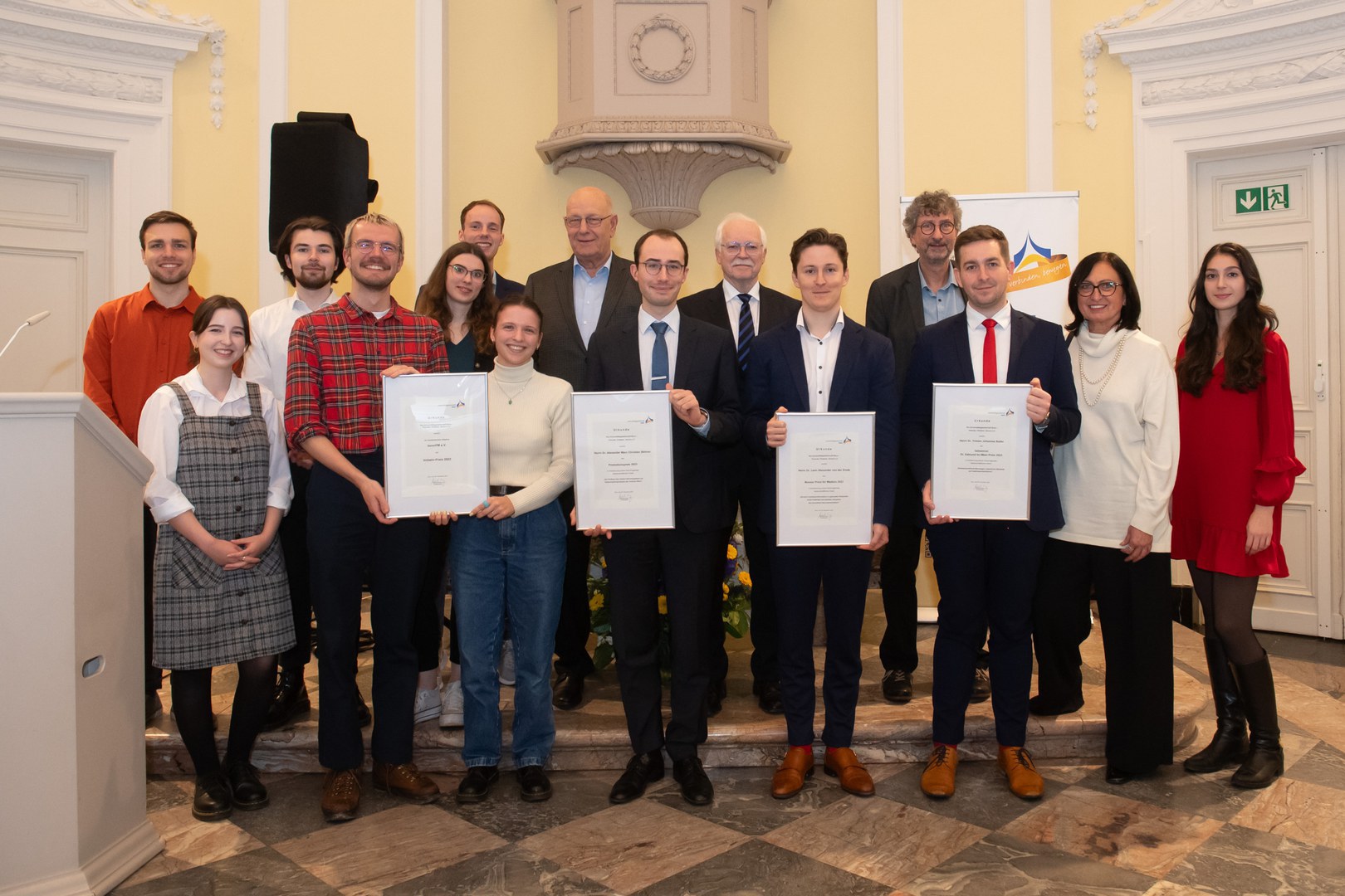 The Universitätsgesellschaft Bonn has recognized exceptional doctoral theses and student engagement - - here, the award-winners are joined by members of the UGB Board and supervisors of the award-winning works.