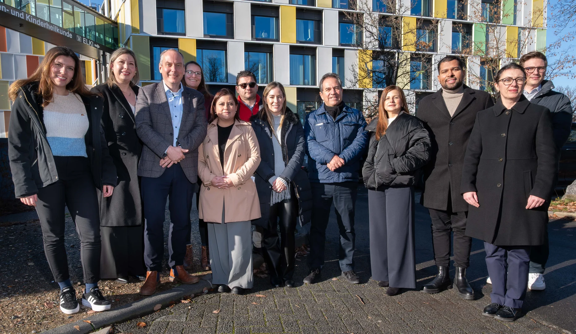 The delegation from Colombia was given an insight into modern approaches to healthcare at University Hospital Bonn by the Vice-Dean's Office for Internationalization and Career Development. Third from left: Dean of the Bonn Medical Faculty, Prof. Bernd Weber. Second from right: Prof. Marieta Toma, Vice-Dean for Internationalization and Career Development.