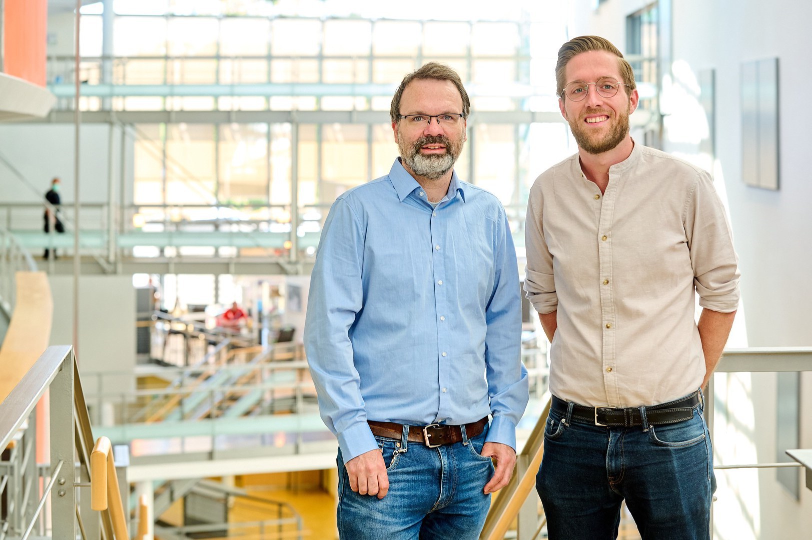 (from left) PD Dr. Gregor Hagelueken and Dr. Martin Peter used so-called PELDOR spectroscopy in the laboratory to study the movement of so-called substrate-binding proteins.