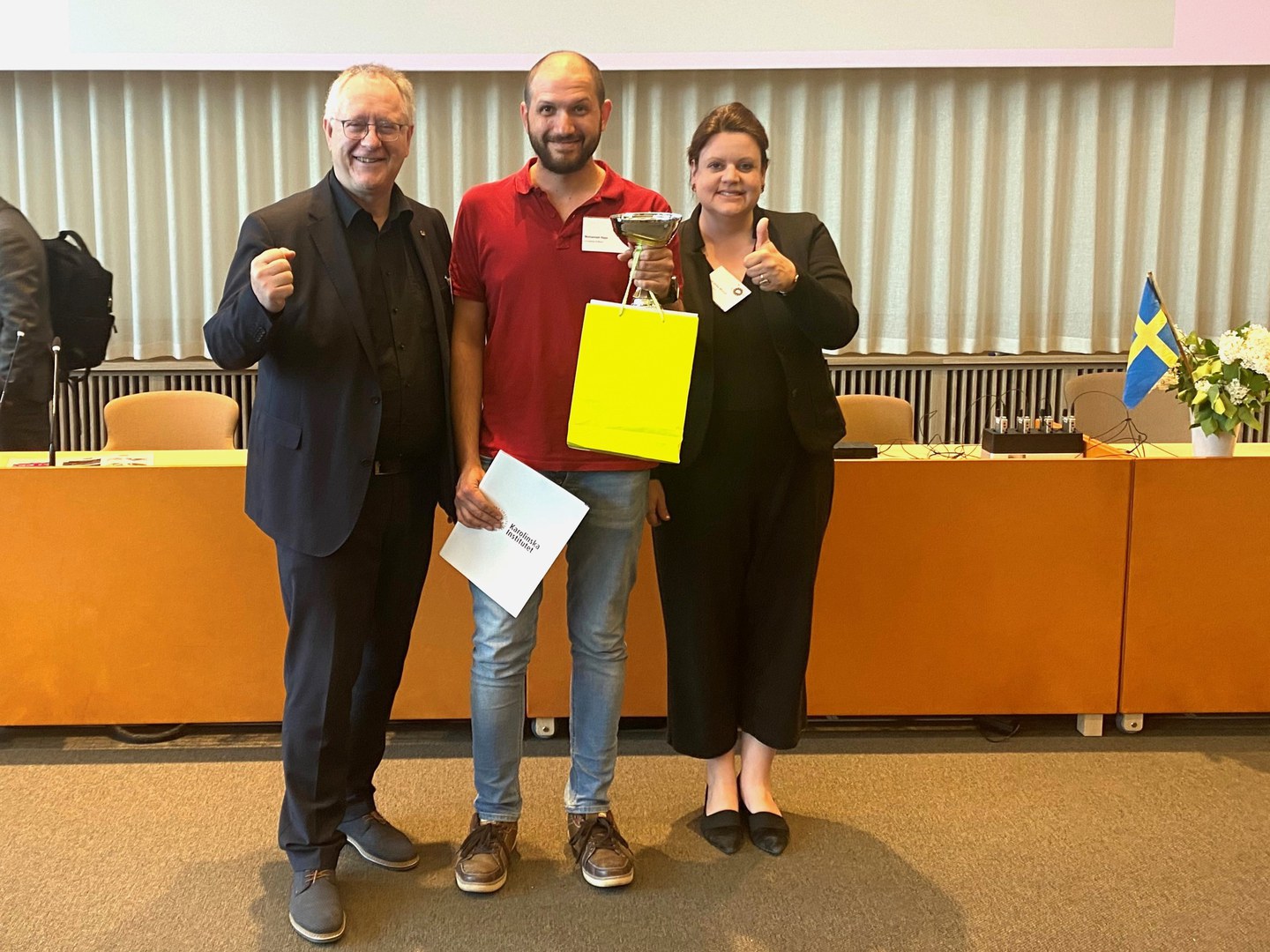 In parallel to the meeting of NeurotechEU leaders, the university alliance conducted its first-ever Hackathon. - Rector Michael Hoch (left) and Vice Rector Birgit Ulrike Münch (right) with the winner Mohamad Hajo, Mohamad Hajo, PhD student at the Bonn International Graduate School (BIGS) of Neuroscience.