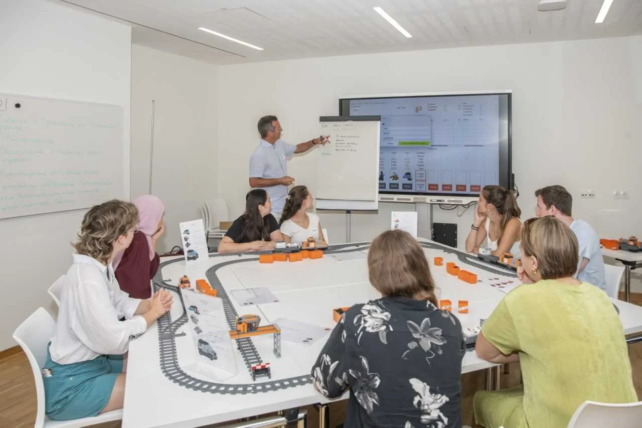 As in aviation and many professions- team coordination is crucial in medicine, as taught by pilot Carsten Wächter in a model railroad excercise