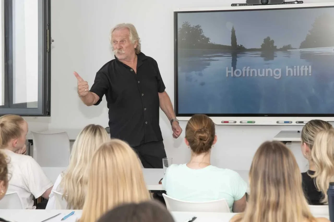 In a talk titled "Hope helps" Henning Krautmacher told university students about the positive experiences he and his wife had at the university hospital Bonn when she was a patient there, and how important hope is