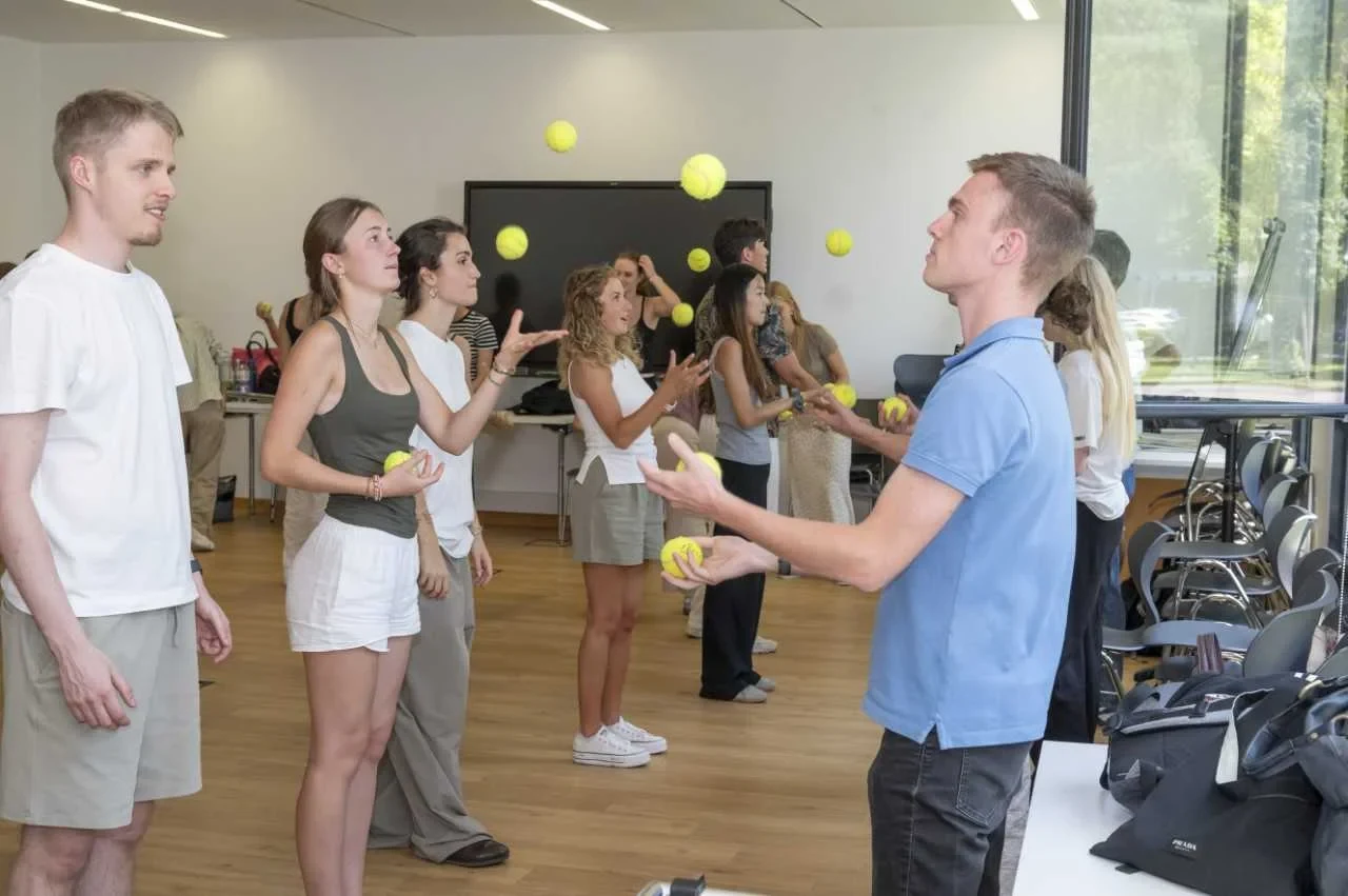 Medical students working with balls to train ambidexterity