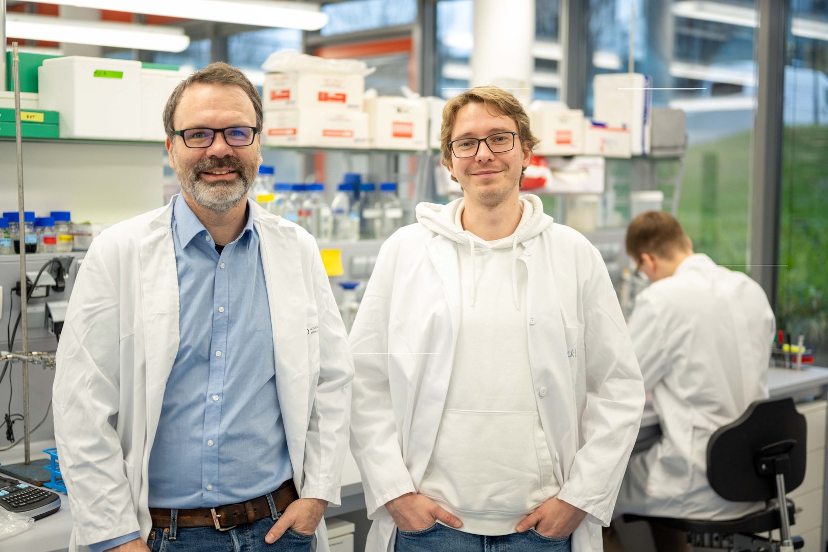 Researchers from the University Hospital Bonn and the University of Bonn - discover an important membrane transport mechanism in pathogenic bacteria: PD Dr. Gregor Hagelueken (left) and Philipp Hendricks (right) are part of the research team.