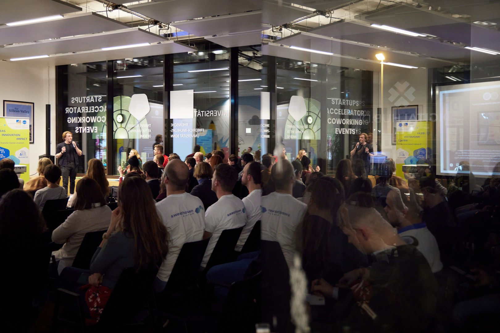 The large hall in the Digitalhub at Bonn Central Station with the audience at the final of the 2023 ideas competition
