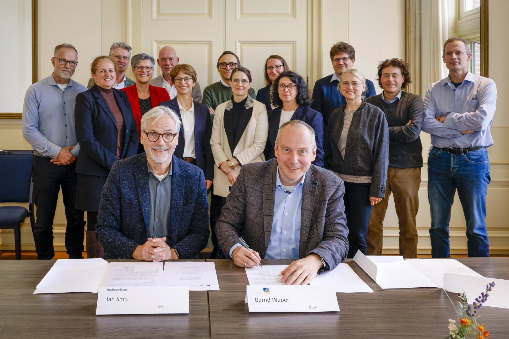 Signed the memorandum of understanding in the presence of leading scientists from Bonn and Nijmegen: Prof. Jan Smit, Dean at Radboudumc (left), and Prof. Bernd Weber, Dean of the Faculty of Medicine Bonn
