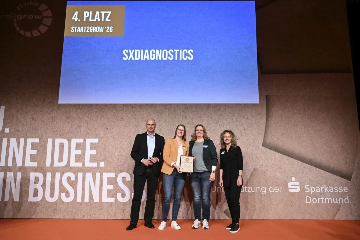 The two founders, Dr. Susanne Schmidt and Carolyn Krause, at the award ceremony with Heike Marzen, Managing Director of the Dortmund Economic Development Agency (right), and Alexander Kalouti, Mayor of the City of Dortmund (left)