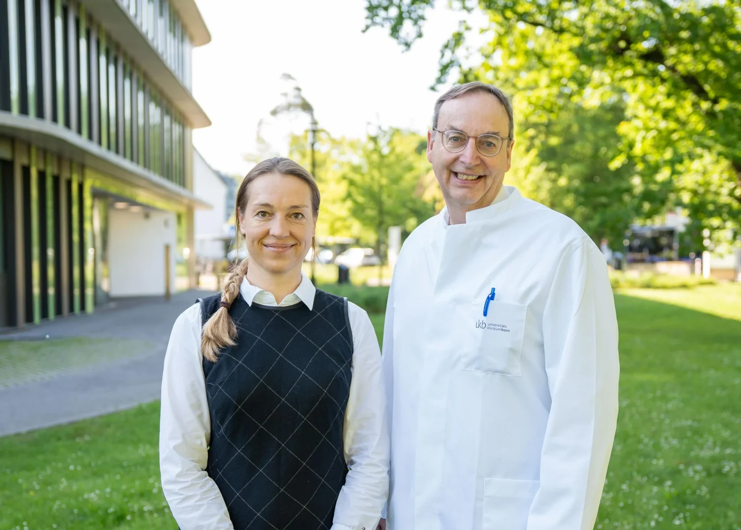 Dr. Clivia Lisowski und Prof. Christian Kurts - Together with researchers from the University of Bonn, the University of Duisburg-Essen and the Max Planck Institute for Behavioural Biology. discovered a previously unknown mechanism of magnetic sense in birds