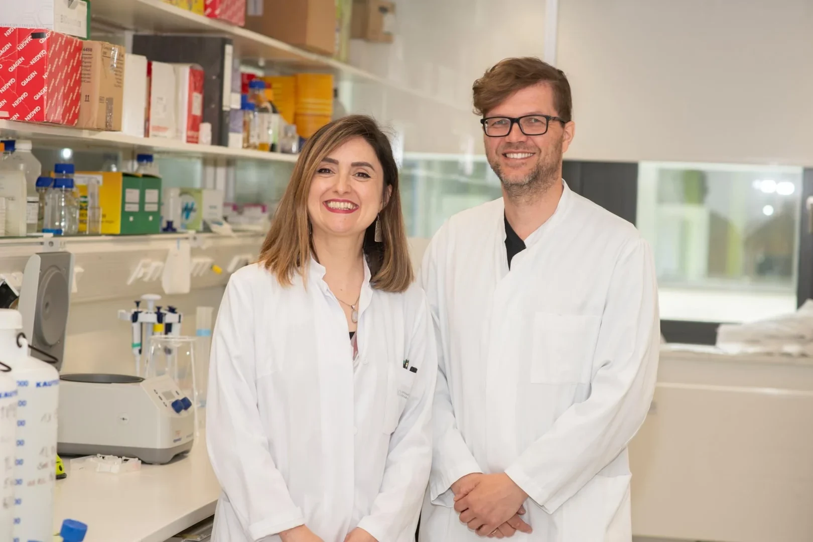 Dr. Ivana Jorgacevic und Prof. Dr. Rayk Behrendt have discovered that the inflammatory messenger substance interferon-alpha can trigger Sjögren's syndrome: The researchers in Bonn.